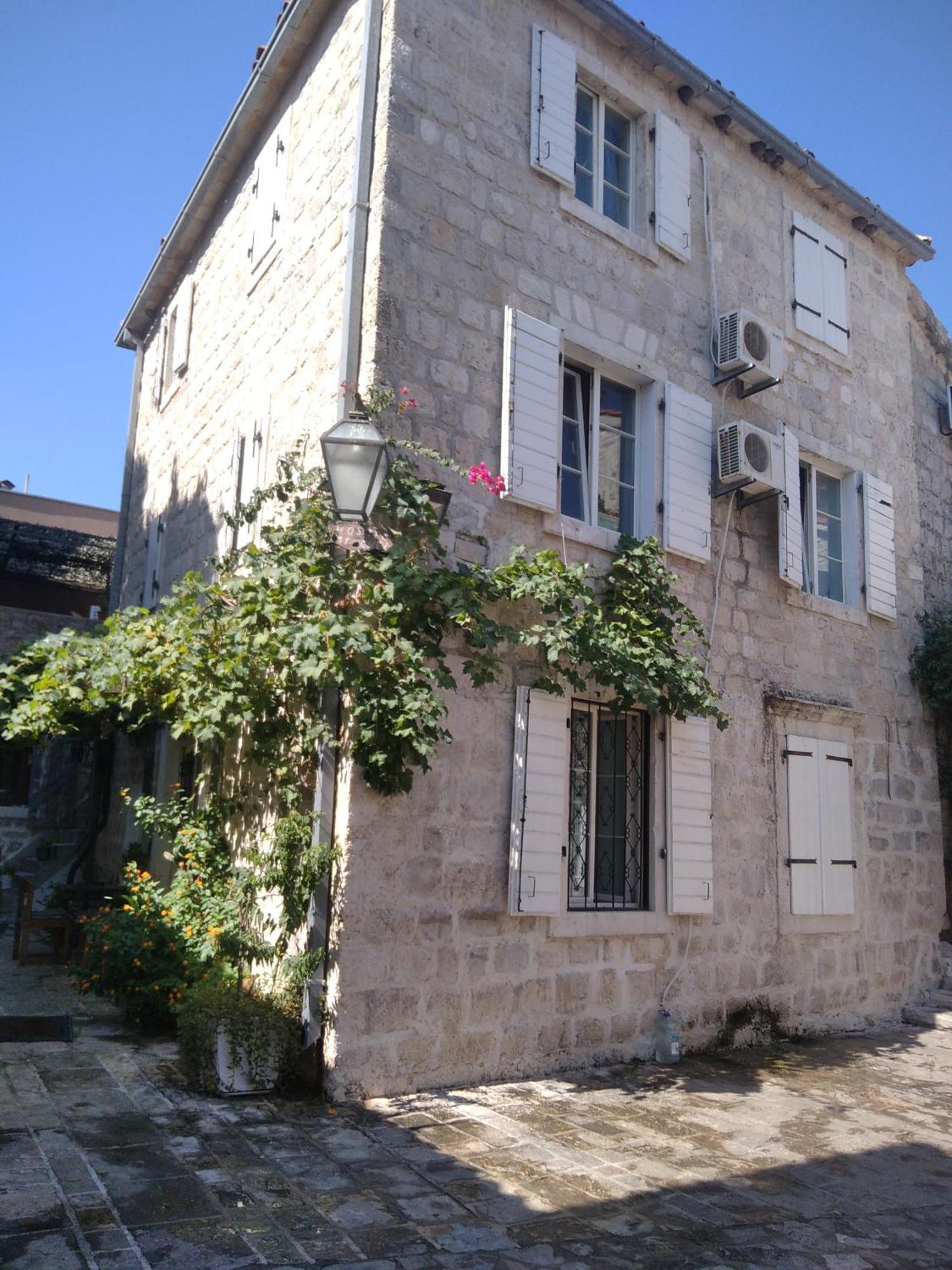 Michel Hostel *